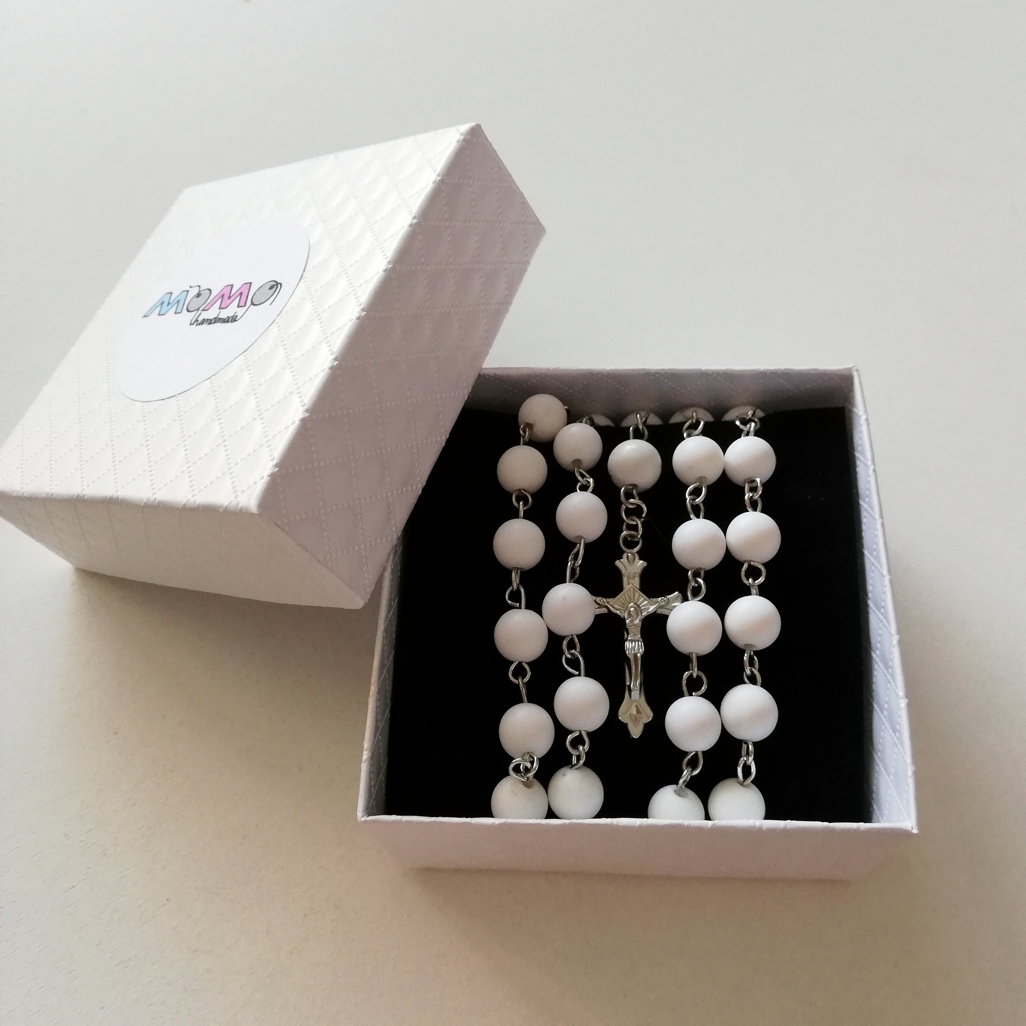 Elegantní bílý růženec z minerálu howlit a z bílých korálků - na modlení