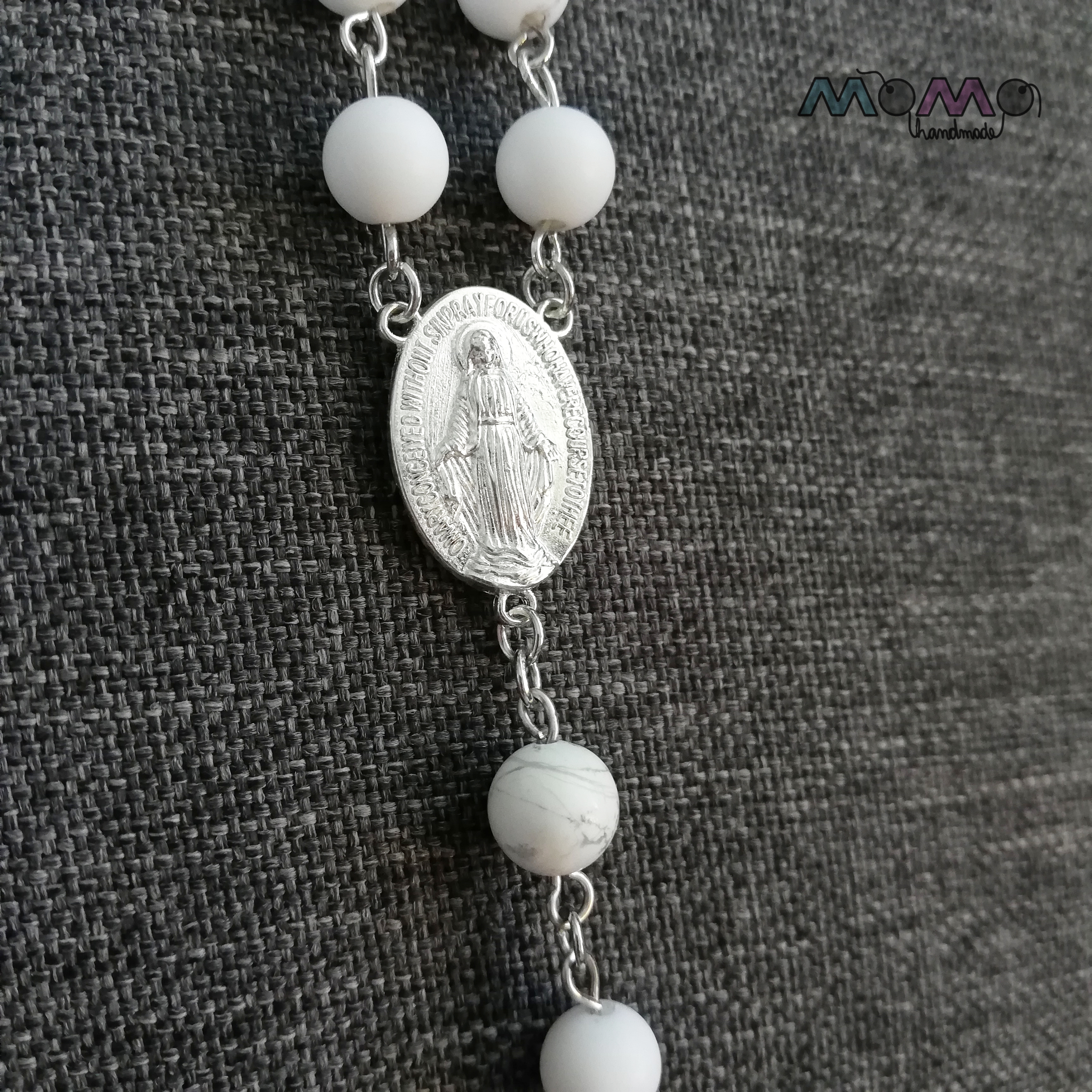 Elegantní bílý růženec z minerálu howlit a z bílých korálků - na modlení