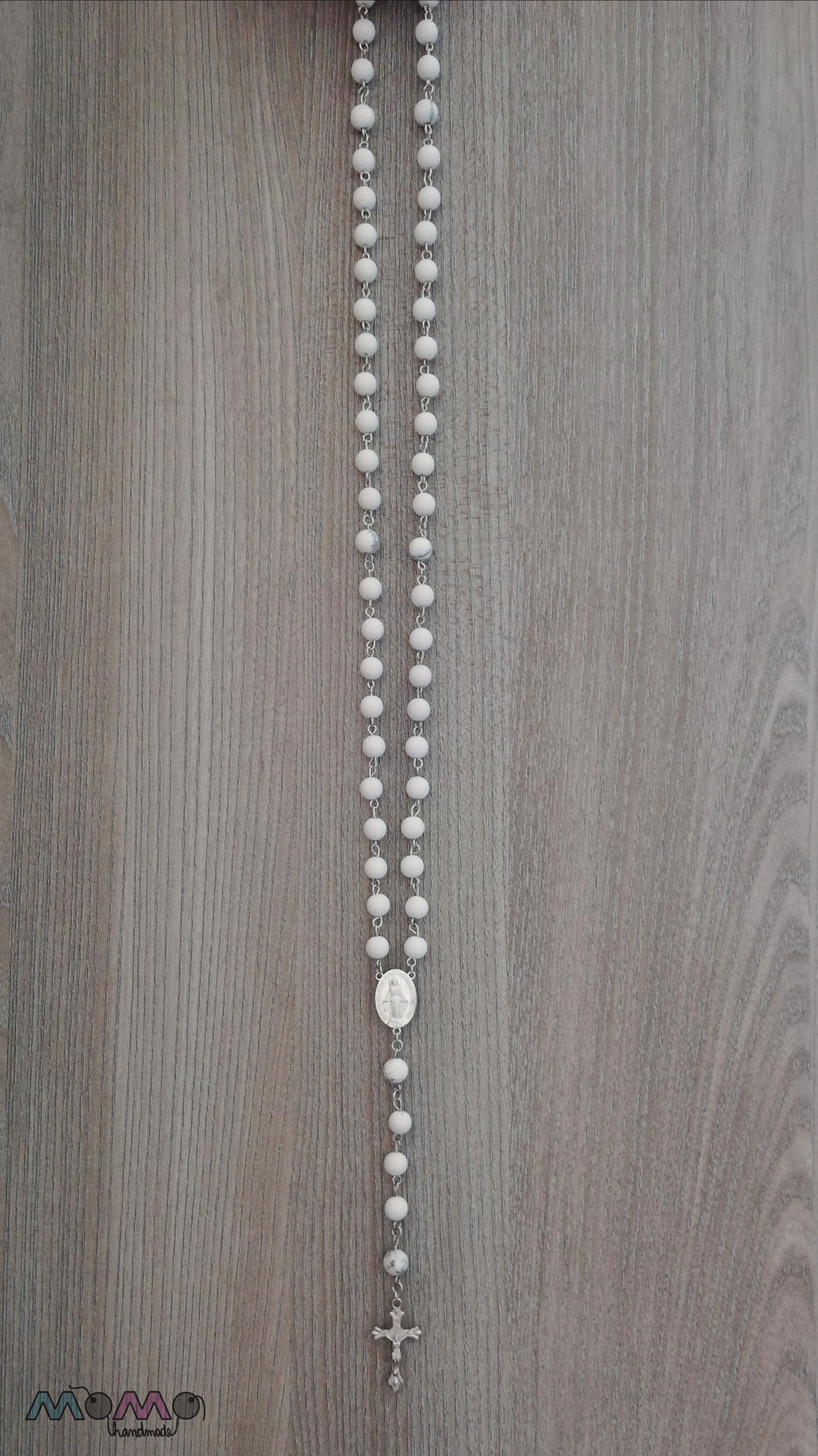 Elegantní bílý růženec z minerálu howlit a z bílých korálků - na modlení