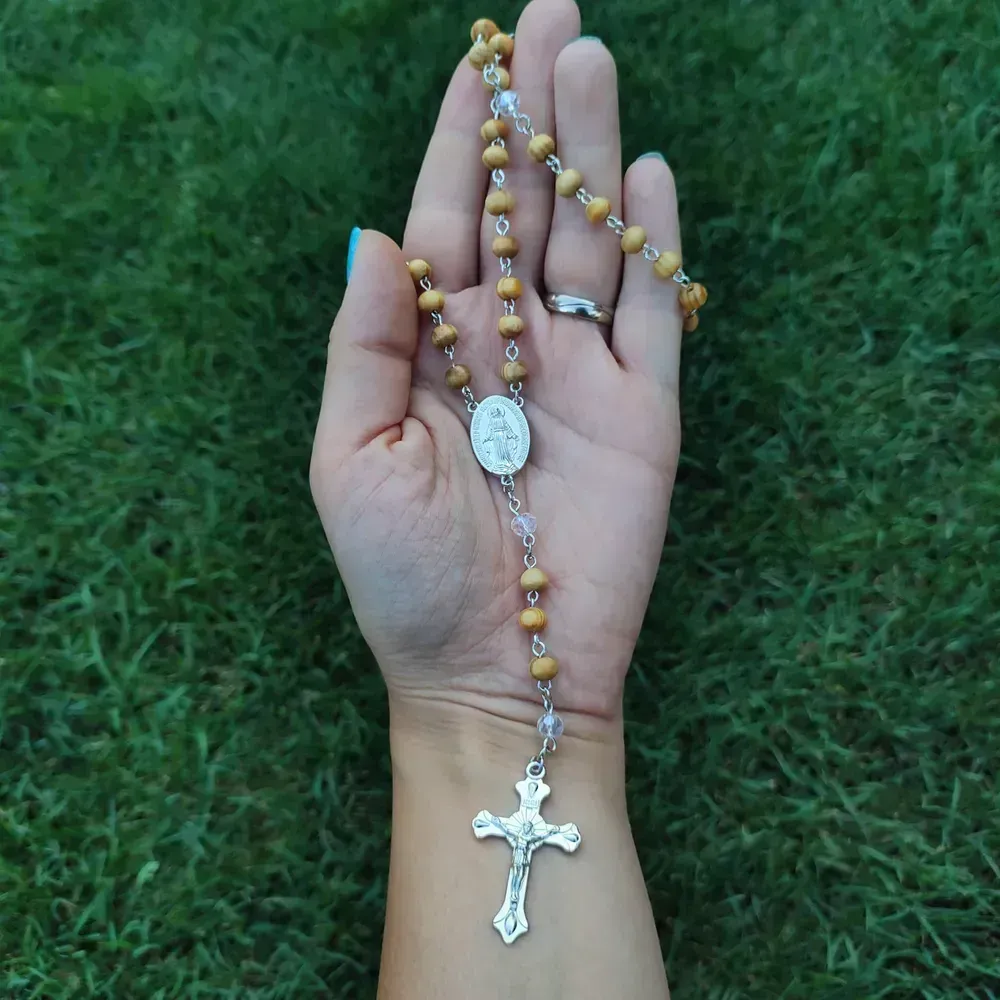 Elegantní dřevěný růženec na modlení z dřevěných korálků strip s křížkem Ježíš Kristus 