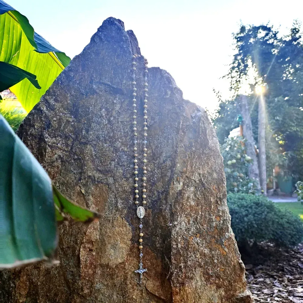 Elegantní dřevěný růženec na modlení z dřevěných korálků strip s křížkem Ježíš Kristus 